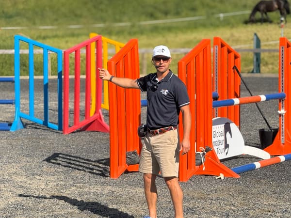 Dan Bizzarro coaching at a show jumping arena